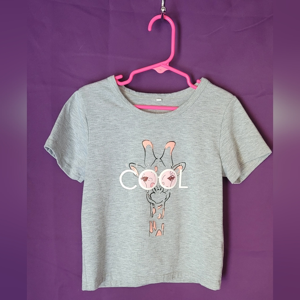 SHEIN Gray Tee with Giraffe and Cool Print
